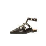 Lapos elöl zárt hegyesorrú fekete szandál aranyszínű szegecsekkel