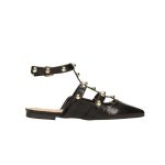 Lapos elöl zárt hegyesorrú fekete szandál aranyszínű szegecsekkel