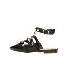 Lapos elöl zárt hegyesorrú fekete szandál aranyszínű szegecsekkel