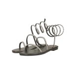 Lapos, fekete színű ecobőr szandál, bokára feltekerhető strasszos pánttal