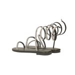 Lapos, fekete színű ecobőr szandál, bokára feltekerhető strasszos pánttal