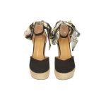 Fekete színű, gyékénytalpú, elöl-hátul zárt platform szandál, bokapánttal és levehető kendővel