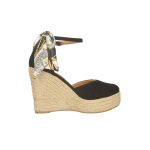 Fekete színű, gyékénytalpú, elöl-hátul zárt platform szandál, bokapánttal és levehető kendővel