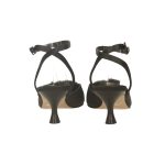 Fekete színű, elöl zárt hegyesorrú szatén szandál, elején strasszköves dísszel