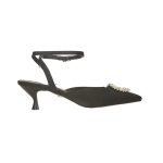 Fekete színű, elöl zárt hegyesorrú szatén szandál, elején strasszköves dísszel