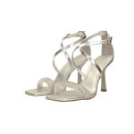 Ezüst színű, elöl nyitott, hátul zárt kockaorrú szandál