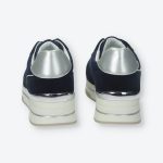 Kék színű sportcipő velúr és textil betétekkel, memóriahabos belső taprésszel, sarok részén ezüst színű betéttel