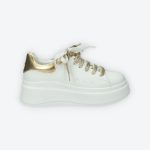 Fehér ecobőr sportcipő, sarok részén arany színű betéttel, arany és fehér színű cipőfűzővel, memóriahabos belső taprésszel