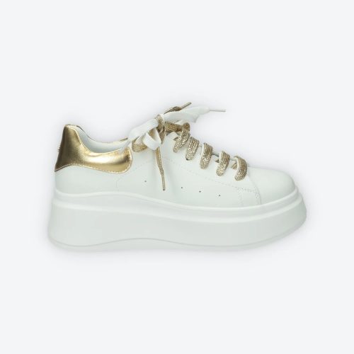 Fehér ecobőr sportcipő, sarok részén arany színű betéttel, arany és fehér színű cipőfűzővel, memóriahabos belső taprésszel