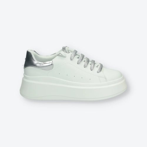 Fehér ecobőr sportcipő, sarok részén ezüst színű betéttel, ezüst és fehér színű cipőfűzővel, memóriahabos belső taprésszel
