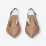 Bézs színű,elöl zárt, hátul nyitott magassarkú lakk szandál