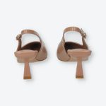 Bézs színű,elöl zárt, hátul nyitott magassarkú lakk szandál