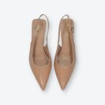 Bézs színű,elöl zárt, hátul nyitott magassarkú lakk szandál