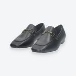 Fekete színű ecobőr mokaszín fém dísszel