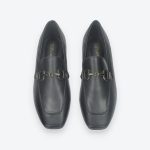 Fekete színű ecobőr mokaszín fém dísszel