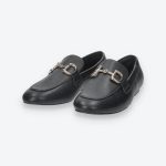 Fekete színű ecobőr mokaszín arany színű dísszel