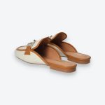 Bézs-barna színű, elöl zárt, kerekorrú, textil papucs, arany színű fém díszítéssel