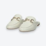 Fehér színű, elöl zárt, kerekorrú, ecobőr papucs, arany színű fém díszítéssel.