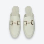 Fehér színű, elöl zárt, kerekorrú, ecobőr papucs, arany színű fém díszítéssel.