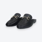 Fekete színű, elöl zárt, kerekorrú, ecobőr papucs, arany színű fém díszítéssel