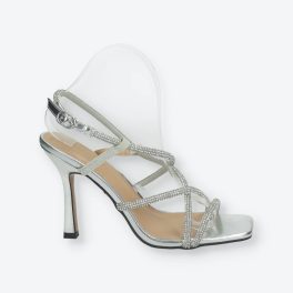   Ezüst színű, elöl-hátul nyitott, strasszokkal díszített, ecobőr szandál.