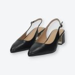 Fekete színű, elöl zárt, hátul nyitott, hegyesorrú, kocka sarkú ecobőr szandál.