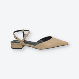   Nude színű, elöl zárt, hátul nyitott hegyesorrú ecobőr szandál, boka részén dupla csatos díszítéssel.