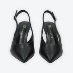 Fekete színű, elöl zárt, hátul nyitott hegyesorrú ecobőr szandál, valódi bőr talprésszel