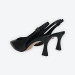 Fekete színű, elöl zárt, hátul nyitott hegyesorrú ecobőr szandál, valódi bőr talprésszel