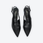 Fekete színű, elöl zárt, hátul nyitott hegyesorrú ecobőr szandál, valódi bőr talprésszel