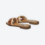 Lapos, elöl nyitott, barna színű ecobőr papucs,raffia pánttal, arany színű csattal