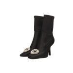 Fekete enyhén sztreccs anyagú bokacsizma, orrán kör strasszköves díszítéssel