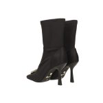 Fekete enyhén sztreccs anyagú bokacsizma, orrán kör strasszköves díszítéssel