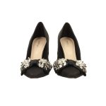 Fekete szatén magassarkú cipő valódi bőr talprésszel, elején strasszköves masnis díszítéssel