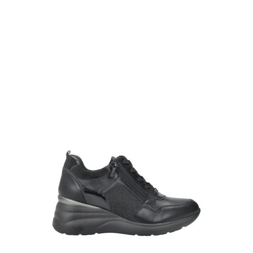 Fekete színű ecobőr sportcipő memóriahabos belső talprésszel, oldalán cipzárral