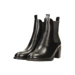 Fekete színű, kocka sarkú, külső-belső részén gumirozott ecobőr bokacsizma, sarkán arany színű fém díszítéssel