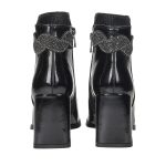 Fekete színű lakk bokacsizma , sarok részén strasszokkal díszítve, belső részén cipzárral