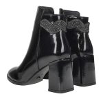 Fekete színű lakk bokacsizma , sarok részén strasszokkal díszítve, belső részén cipzárral