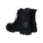 Fekete színű, 7 lyukú ecobőr bakancs, fekete gumitalppal, belső részén cipzárral, fekete és csillogós cipőfűzővel.
