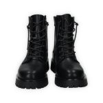 Fekete színű, 7 lyukú ecobőr bakancs, fekete gumitalppal, belső részén cipzárral, fekete és csillogós cipőfűzővel.