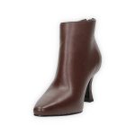 Barna színű, hegyesorrú, magassarkú ecobőr bokacsizma, hátsó részén cipzárral