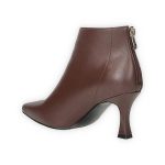 Barna színű, hegyesorrú, magassarkú ecobőr bokacsizma, hátsó részén cipzárral