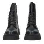 Fekete színű, 6 lyukú ecobőr bakancs, fekete gumitalppal, belső részén cipzárral.