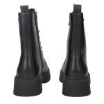 Fekete színű, 6 lyukú ecobőr bakancs, fekete gumitalppal, belső részén cipzárral.