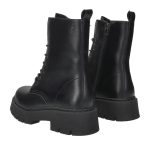 Fekete színű, 6 lyukú ecobőr bakancs, fekete gumitalppal, belső részén cipzárral.