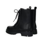 Fekete színű, 7 lyukú ecobőr bakancs, fekete gumitalppal, belső részén cipzárral, oldalán cipzár díszítéssel.