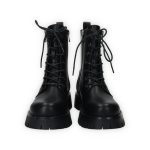 Fekete színű, 7 lyukú ecobőr bakancs, fekete gumitalppal, belső részén cipzárral, oldalán cipzár díszítéssel.