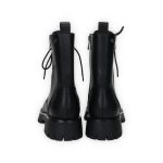 Fekete színű, 7 lyukú ecobőr bakancs, fekete gumitalppal, belső részén cipzárral, oldalán cipzár díszítéssel.