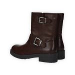 Barna színű, ecobőr motoros csizma, belső oldalán cipzárral külső részén dupla csattal díszítve
