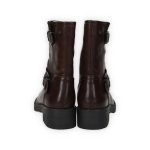 Barna színű, ecobőr motoros csizma, belső oldalán cipzárral külső részén dupla csattal díszítve
